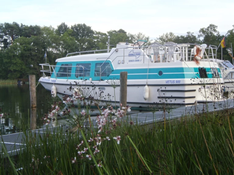 Hire a  Vetus 900 Mildenberg