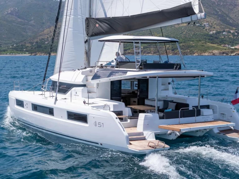 Hire Luxury Yacht Lagoon with a boat licence