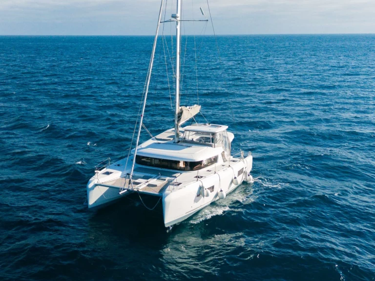 Charter a Lagoon Veryta in Sanremo on Samboat