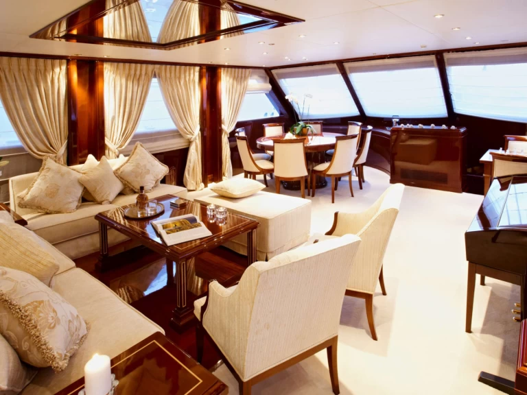 Hire Luxury Yacht Custom with a boat licence