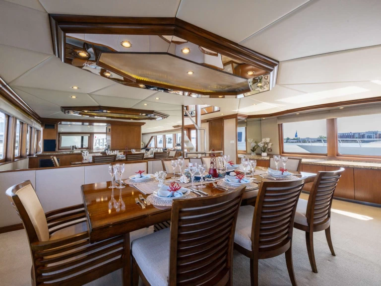 Yacht hire Bahamas cheap SERENITY 122