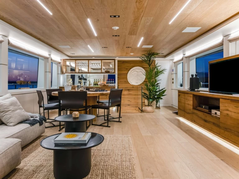 Yacht hire Naples cheap SABAI