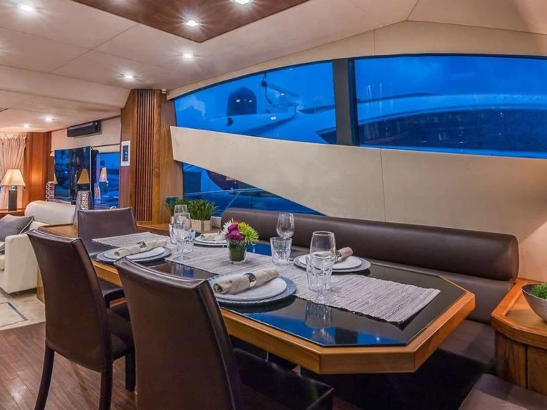 Luxury Yacht to hire Bahamas at the best price