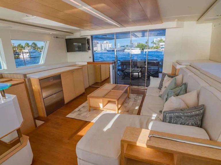 Luxury Yacht to hire Bahamas at the best price