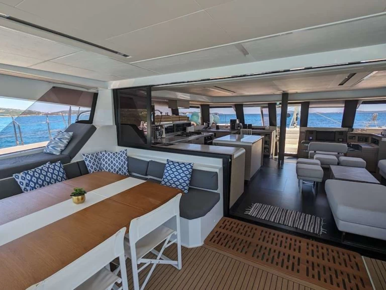 Hire Luxury Yacht with or without skipper Fountaine Pajot Naples