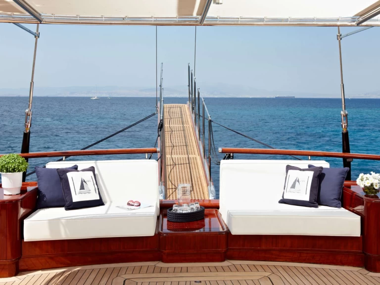 Hire Luxury Yacht Custom with a boat licence