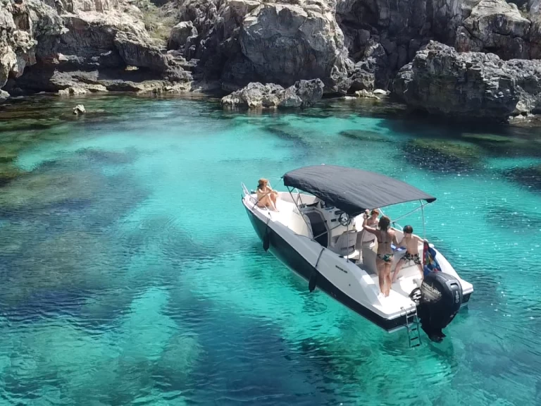 Hire Motorboat Quicksilver with a boat licence