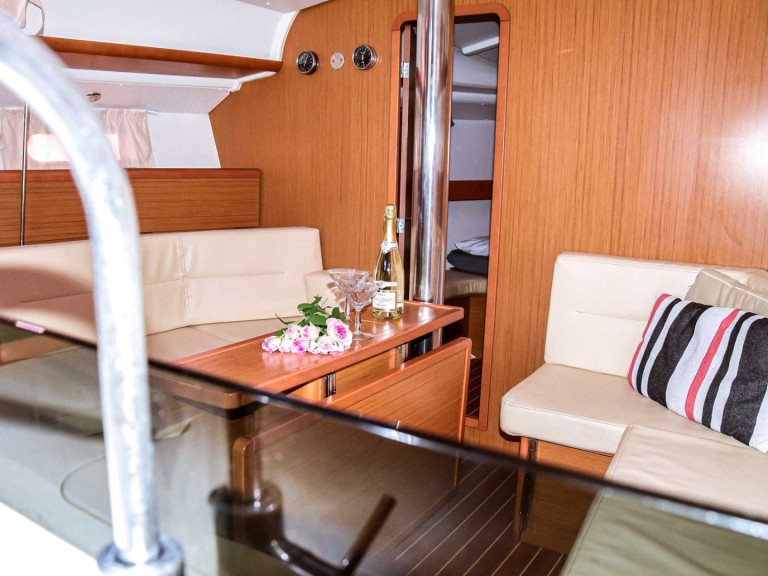 Hire Sailboat Jeanneau with a boat licence