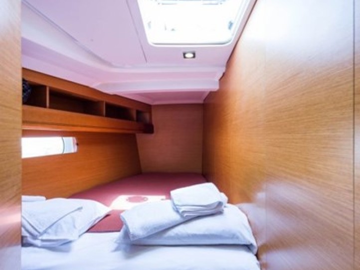 Hire Sailboat Jeanneau with a boat licence