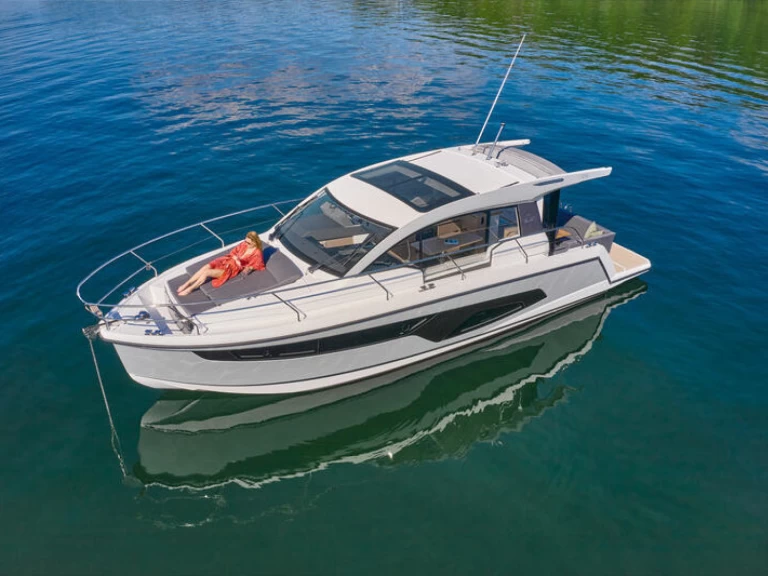 Hire Motorboat Sealine with a boat licence