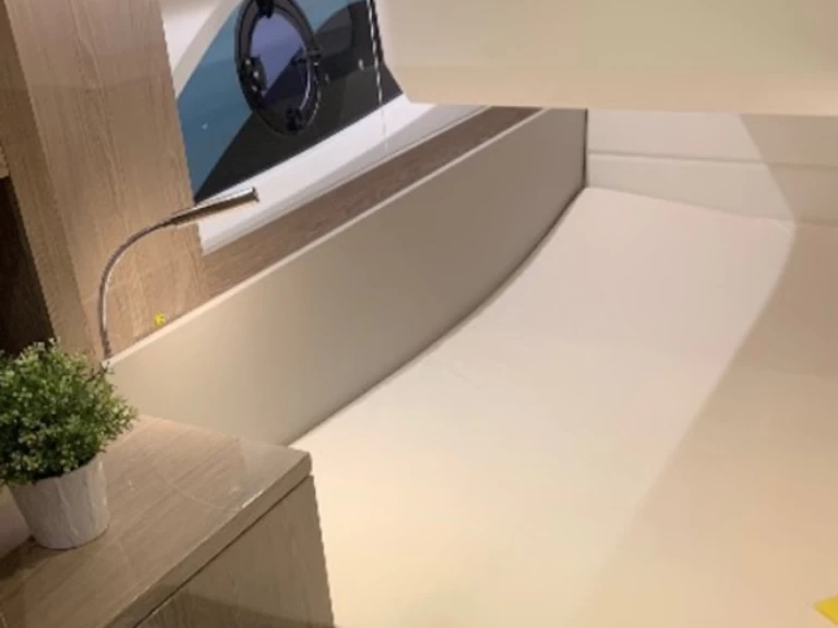 Yacht charter Pula - Sealine Sealine C390 on SamBoat