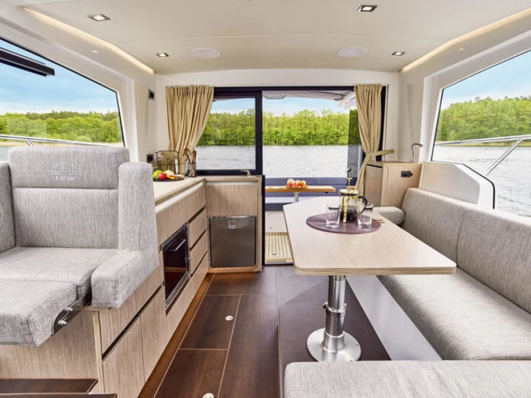 Hire Motorboat Sealine with a boat licence