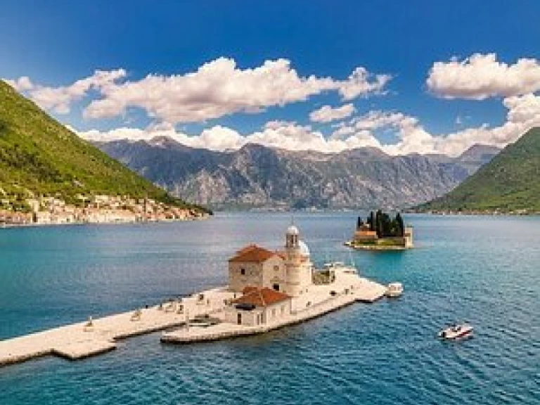 Hire Motorboat Okiboats with a boat licence