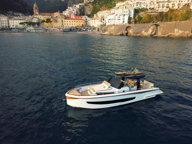 Hire Motorboat Yacht with a boat licence