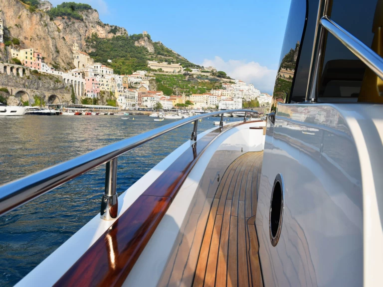 Motorboat to hire Porto di Amalfi Marina Coppola at the best price