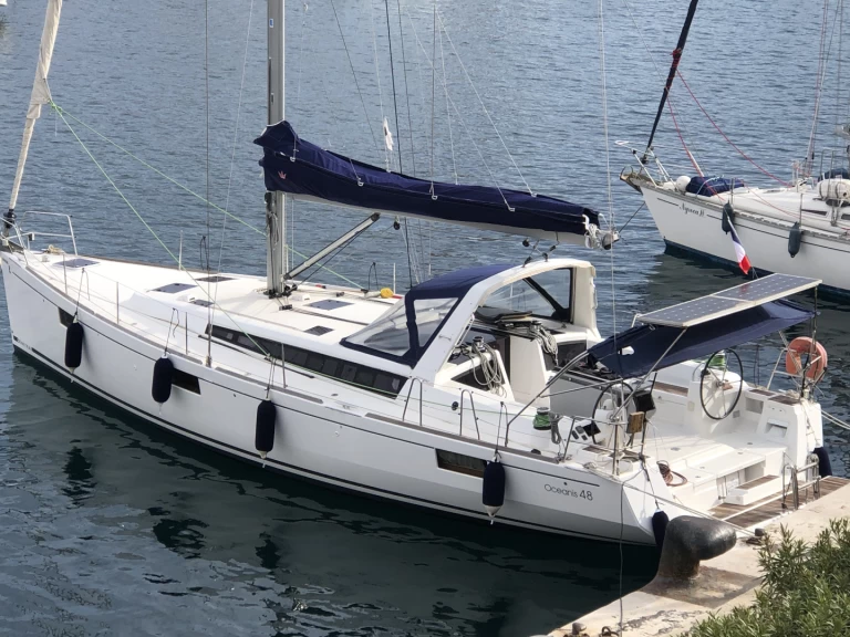 Sailboat hire in Saint-Mandrier-sur-Mer - Bénéteau Oceanis 48