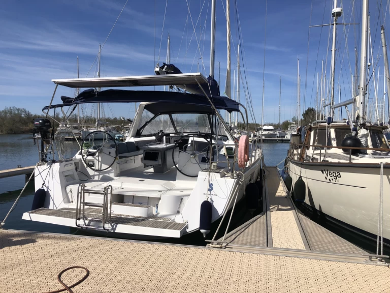 Charter a Bénéteau Oceanis 48 in Saint-Mandrier-sur-Mer on Samboat