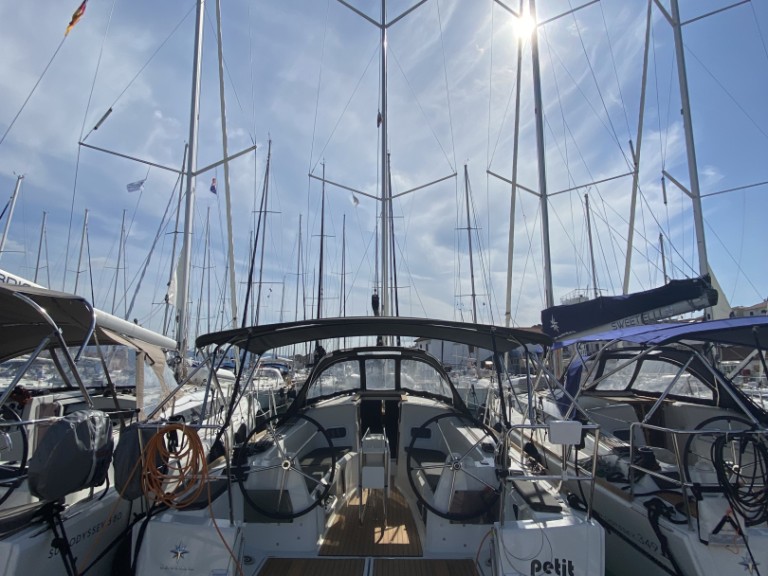 Hire Sailboat Jeanneau with a boat licence