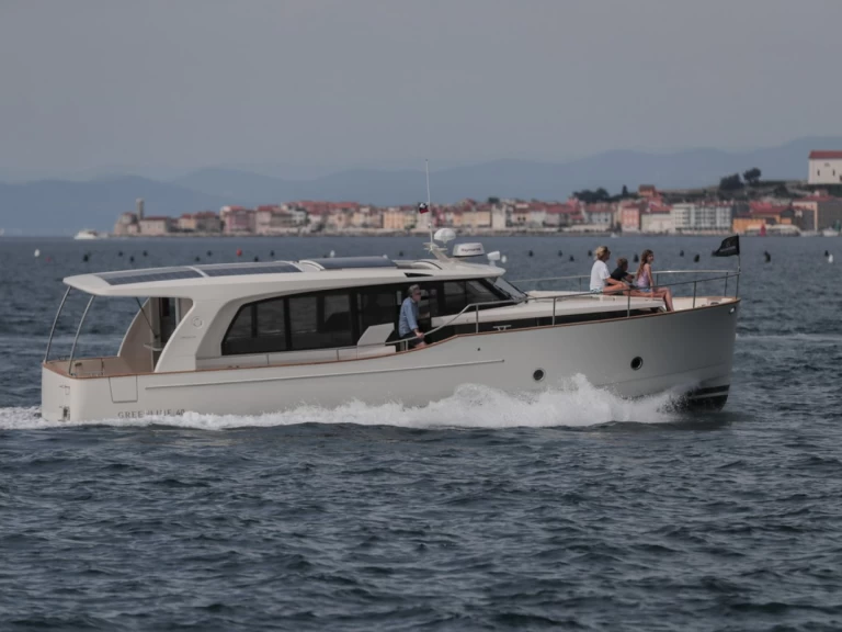 Yacht hire Pula cheap Greenline 40