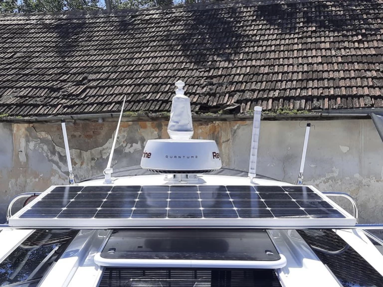 Motorboat hire in Pula - Bénéteau Antares 9