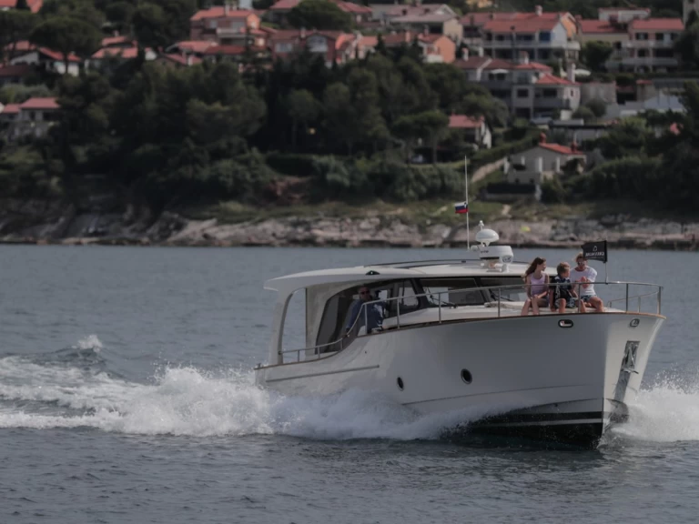 Hire a Greenline Yachts Greenline 40 Pula