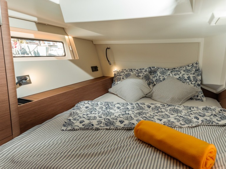 Sailboat to hire Seget Donji at the best price