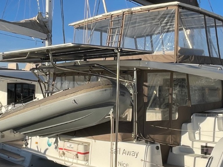 Hire Catamaran Lagoon with a boat licence