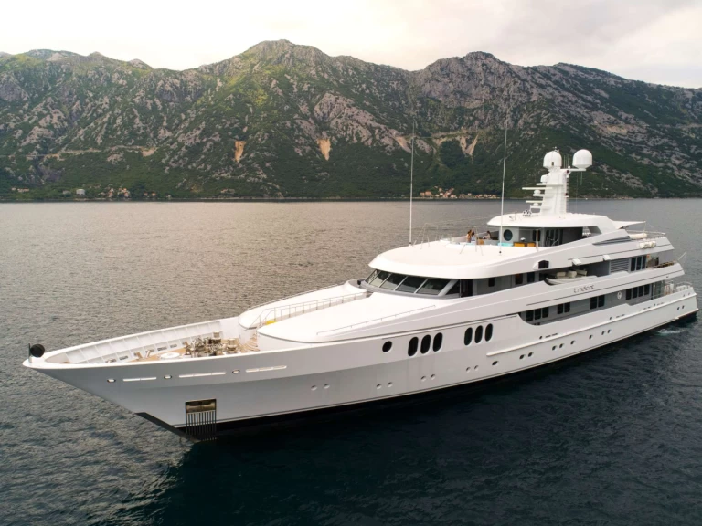 Hire Luxury Yacht Feadship with a boat licence