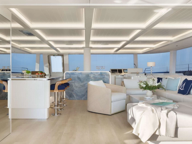 Hire Luxury Yacht Sunreef with a boat licence