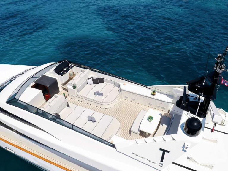 Hire Luxury Yacht Baglietto with a boat licence