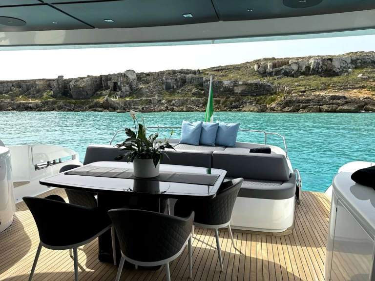 Yacht charter Marsala - Pershing THYKE III on SamBoat