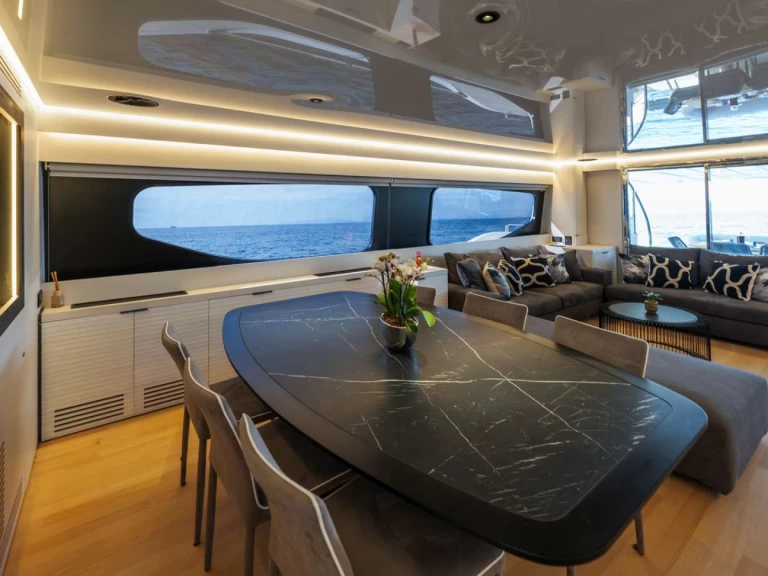 Hire Luxury Yacht Posillipo with a boat licence