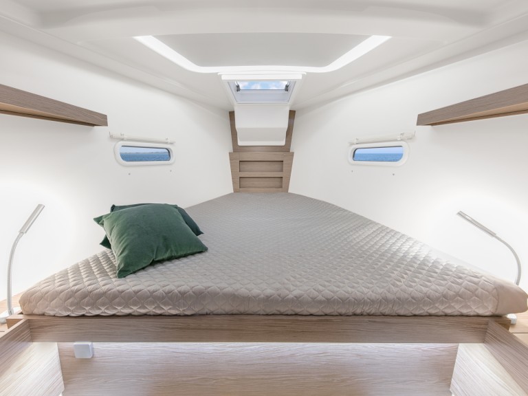 Hire a Hanse Hanse 388 Seget Donji