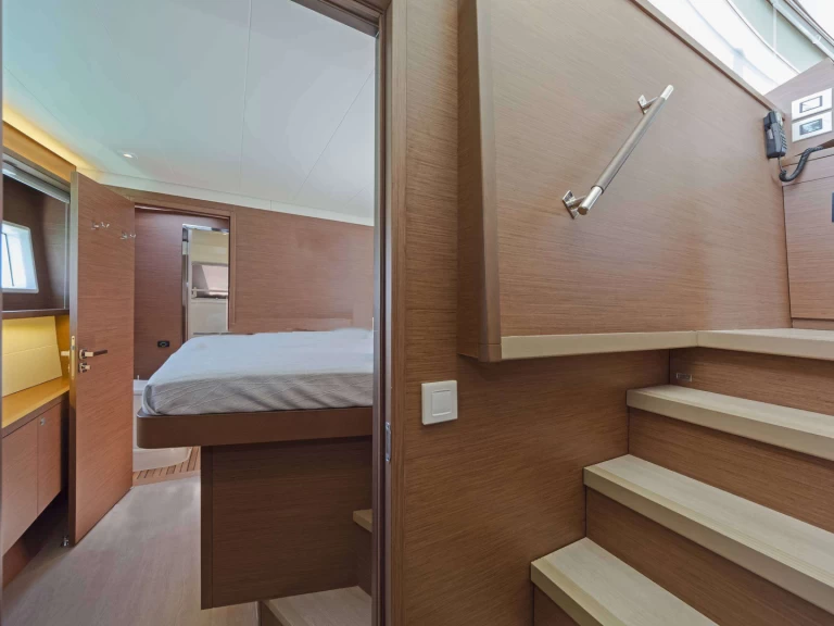 Luxury Yacht to hire Alimos at the best price