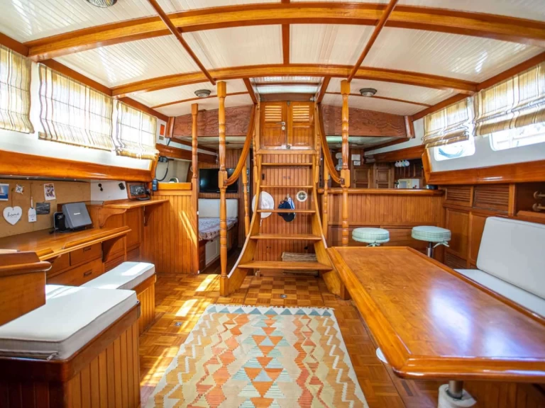 Hire Luxury Yacht Ta Chiao with a boat licence