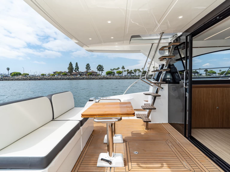 Motorboat hire in Stockholm archipelago - Bavaria Virtess 420 Fly