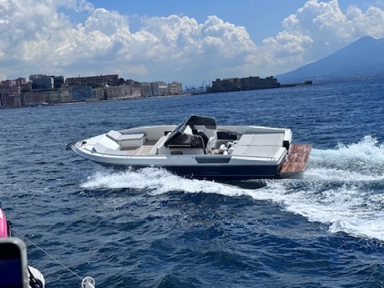 Motorboat to hire Naples at the best price
