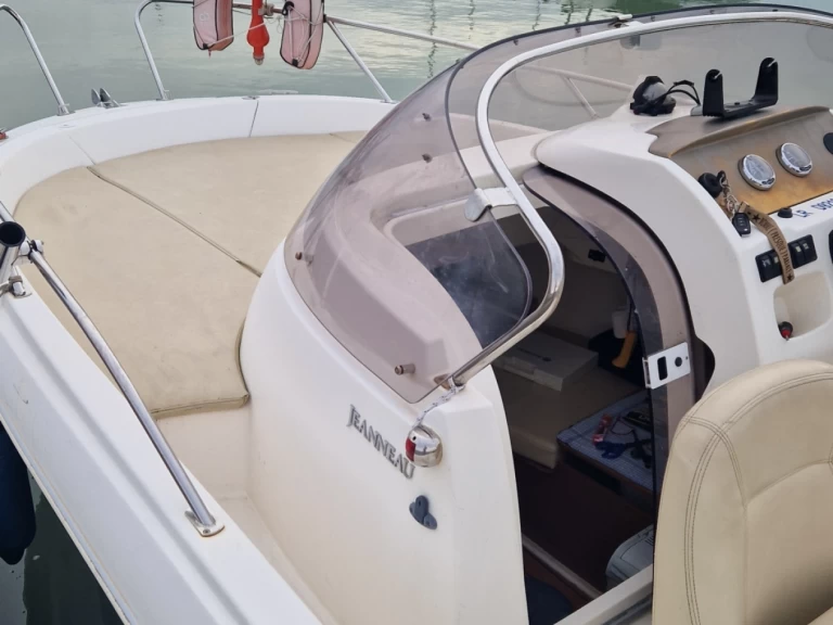 Yacht charter La Rochelle - Jeanneau Cap Camarat 6.35 on SamBoat