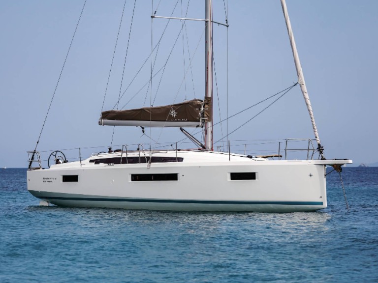 Charter a 2 SUN ODYSSEE 410 in Arzon on Samboat