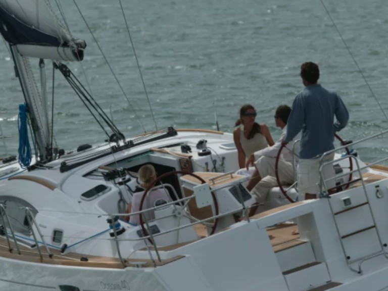 Charter a 4 OCEANIS 40 in Arzon on Samboat