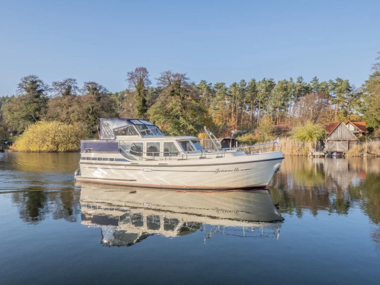 Charter a Pedro Levanto 38 in Röbel on Samboat