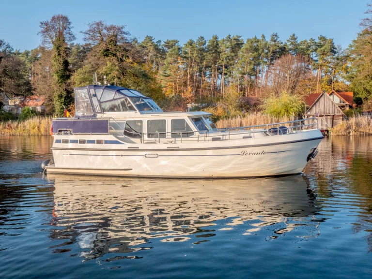 Hire Canal boat Pedro with a boat licence