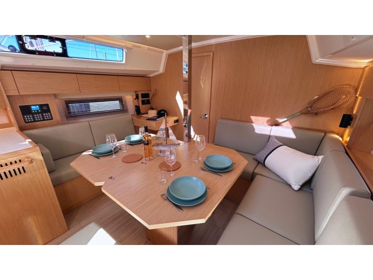 Yacht hire Port Grimaud cheap Bavaria C42