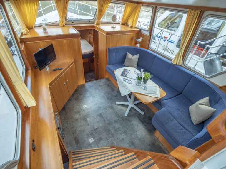 Hire Canal boat Pedro with a boat licence