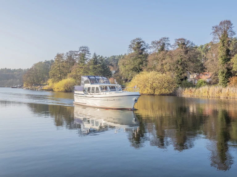 Hire Canal boat Pedro with a boat licence