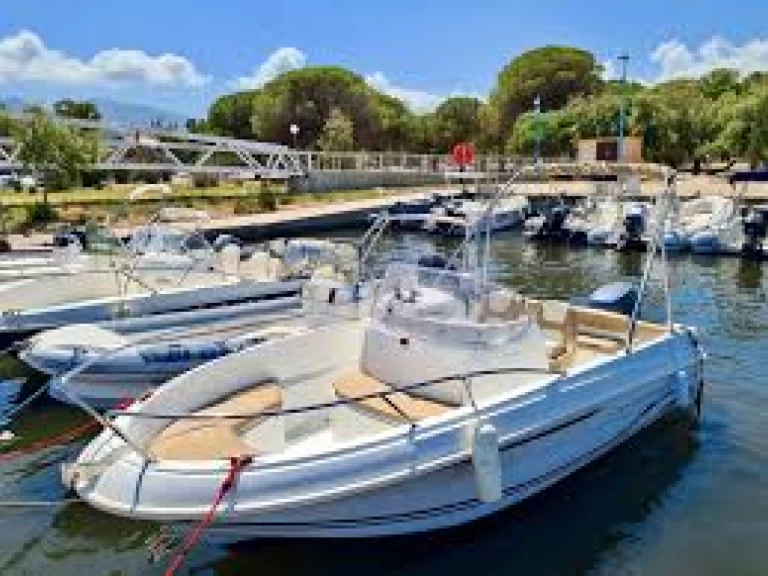 Hire Motorboat Jeanneau with a boat licence