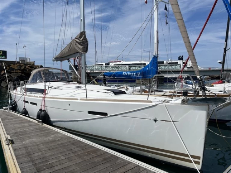 Yacht hire Saint-Malo cheap Sun Odyssey 439