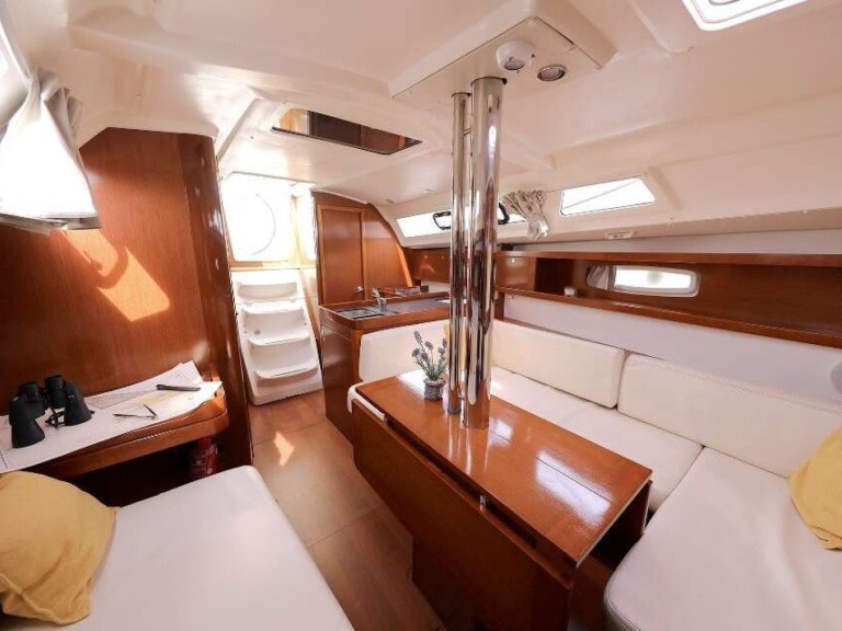 Charter a Bénéteau Oceanis 34 in Arzon on Samboat