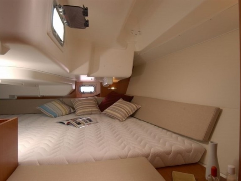 Hire a Bénéteau Oceanis 34 Arzon