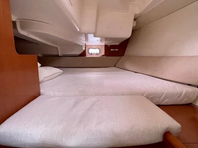 Sailboat to hire Arzon at the best price